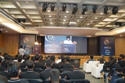 Dr. Kumar Vishwas addressing the audience